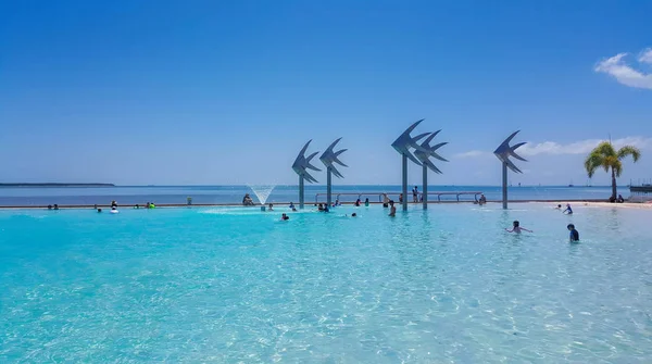 Kamu Lagoon Cairns Avustralya'da kordonda