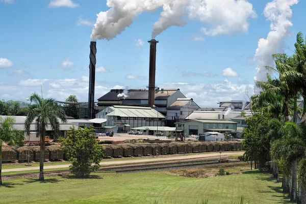 Näkymä tupakointi savupiiput Tully Sugar Mill — kuvapankkivalokuva