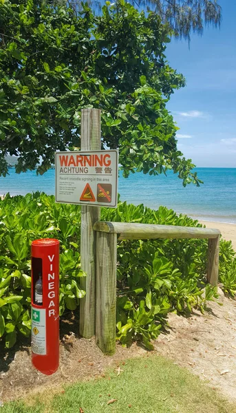 Warning sign at the beach in Queensland — Stock Photo, Image