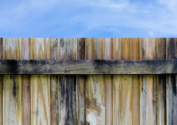 Cerca de privacidad de madera con cielo azul —  Fotos de Stock