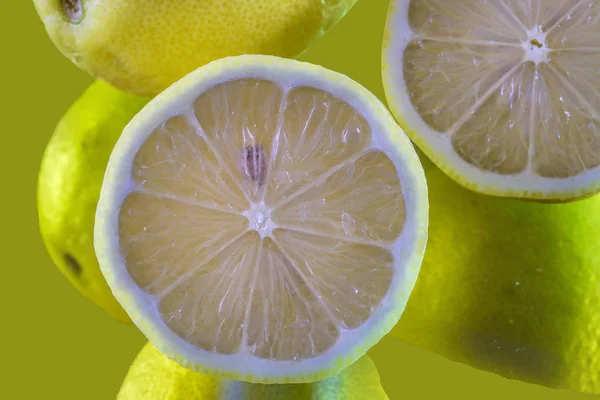 Skär citroner färsk grön bakgrund — Stockfoto