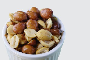 Beyaz bir kase tuzlu fıstık