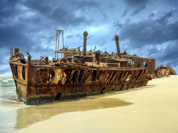 マヘノ川は1935年にサイクロンでフレーザー島に漂着し 崩壊した難破船が人気の観光名所として残っている — ストック写真