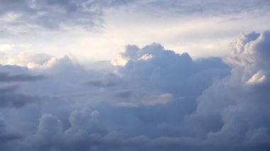 Bulutlarda günbatımı ışığı