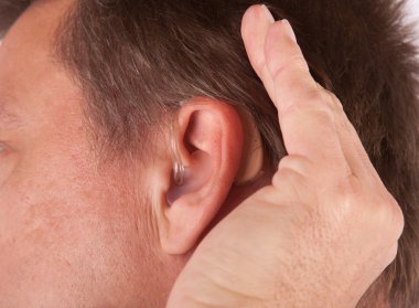 Adam elini kulağının arkasında çukurluğu