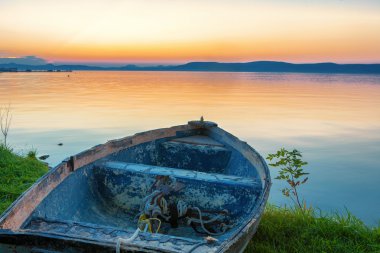 Balaton Gölü üzerinden günbatımı önünde bir tekne ile
