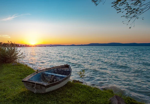 Hermosa puesta de sol sobre el lago Balaton con un barco en la parte delantera — Foto de Stock