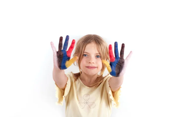 Petite écolière montrant ses mains peintes — Photo