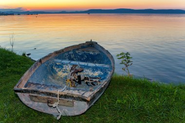 Önünde bir tekne ile güneş battıktan sonra Balaton Gölü