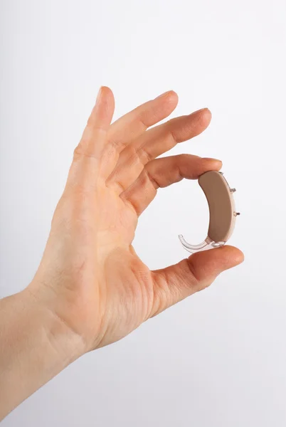 Hand tonen van een gehoorapparaat — Stockfoto