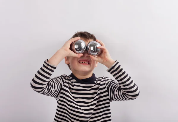 Yaramaz çocuk Petank topları onun gözlerinin önünde tutan — Stok fotoğraf
