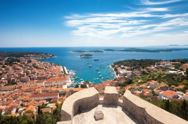 Hvar şehrinin hava görünümünü ve bay İspanyolca geniş açı