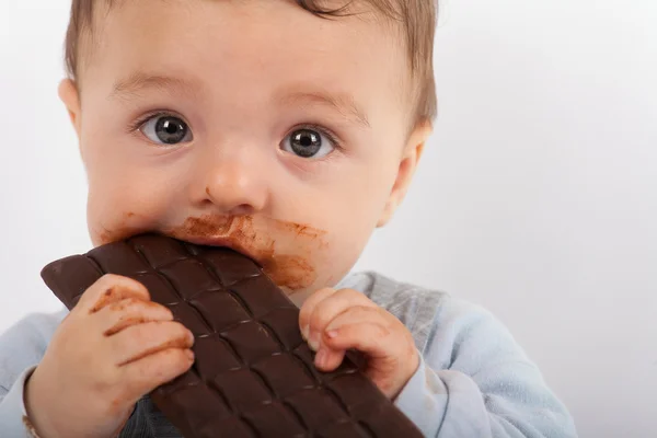 Çikolata yeme bir bebek portresi — Stok fotoğraf