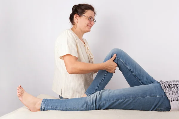 Bowen therapeut doen behandeling voor een girl's been — Stockfoto