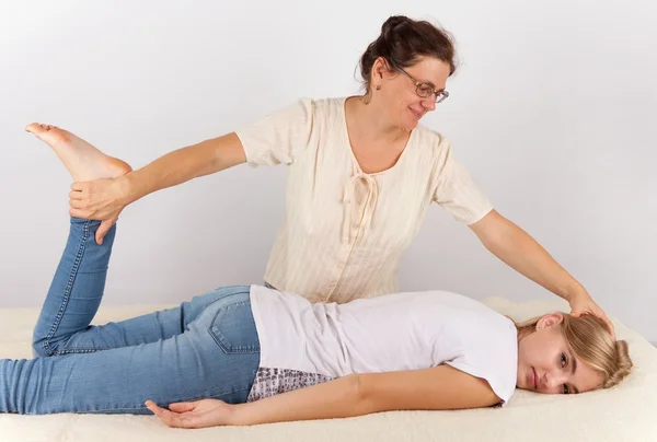 Jonge vrouw ontvangt Bowen Therapie — Stockfoto