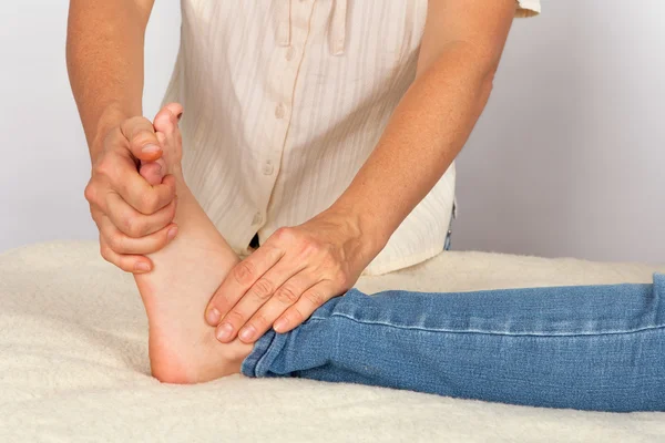 Bowen Therapie - massagebehandeling van een voet — Stockfoto