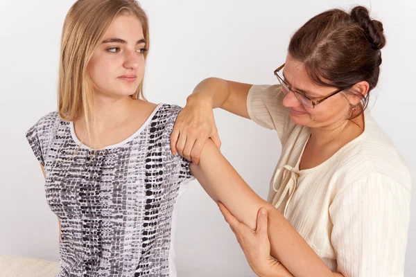 Jonge vrouw ontvangt bowen therapie voor haar arm — Stockfoto