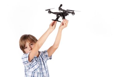 Bir dron başının üstünde tutan çocuk