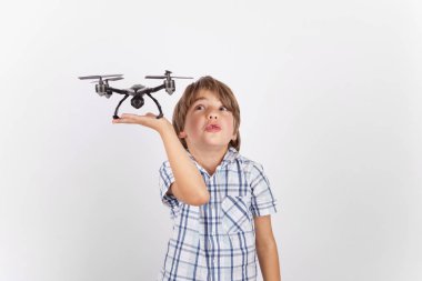 Bir dron çocukla