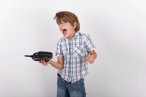 Веселий хлопчик з пультом дистанційного керування дроном — стокове фото