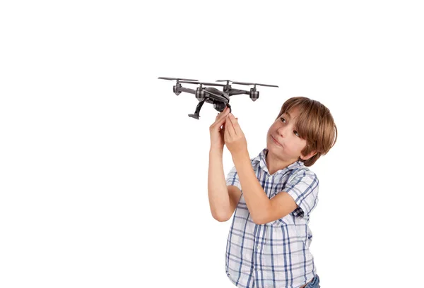 Jonge jongen houdt een drone. — Stockfoto