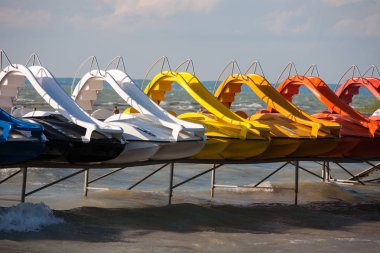 Balaton Gölü Plajı, Macaristan'nda kürek teknelerin satır