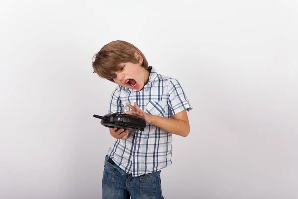 Vrolijke jongen met een drone-afstandsbediening — Stockfoto