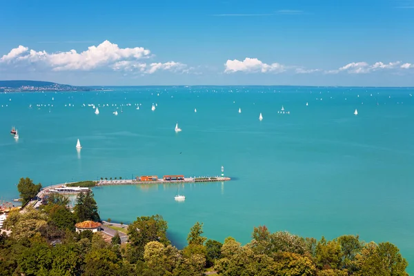 Lago Balaton con muchos veleros del pueblo de Tihany en Hunga — Foto de Stock