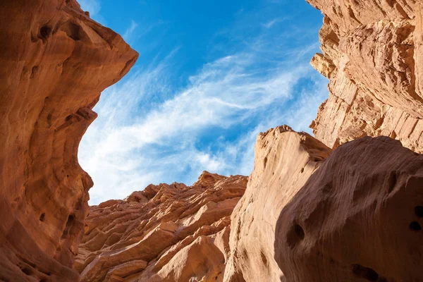 Areniscas rojas con cielo azul en el Cañón Rojo en la Montaña Eilat — Foto de Stock