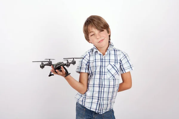 Очаровательный мальчик с гордостью держит дрон — стоковое фото