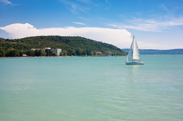 Zeilboot op het Balatonmeer in Hongarije — Stockfoto