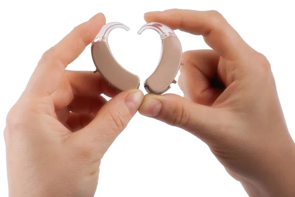 Handen die een hart vormen van gehoorapparaten geïsoleerd — Stockfoto