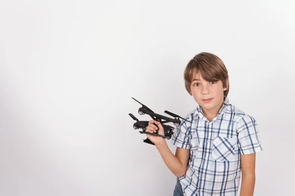 Jongen met drone — Stockfoto