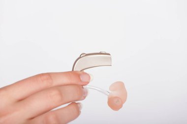 Dijital işitme cihazı tutan bir kadın eli 