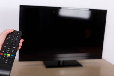 Tv uzaktan kumanda kullanarak ele döndü