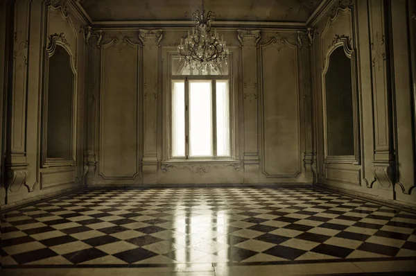 Chambre baroque fantomatique avec fenêtre, rayon de soleil et terre cuite fl — Photo