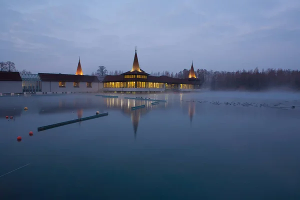 Lago Heviz por la noche en Hungría en invierno —  Fotos de Stock