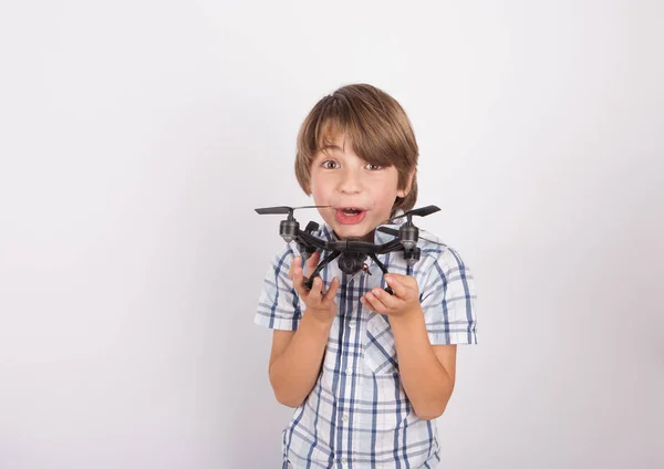 Смешной мальчик с дроном — стоковое фото