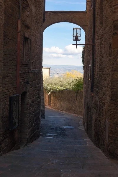 Úzké ulice detail ze San Gimignano, Itálie — Stock fotografie