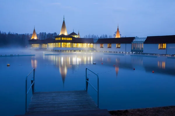 Heviz Spa por la noche en invierno en Hungría —  Fotos de Stock