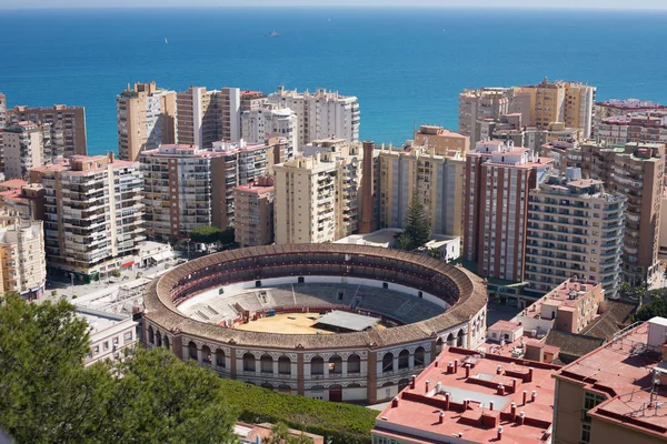 Flygfoto över tjurfäktningsarenan med havet i Malaga, Spanien — Stockfoto