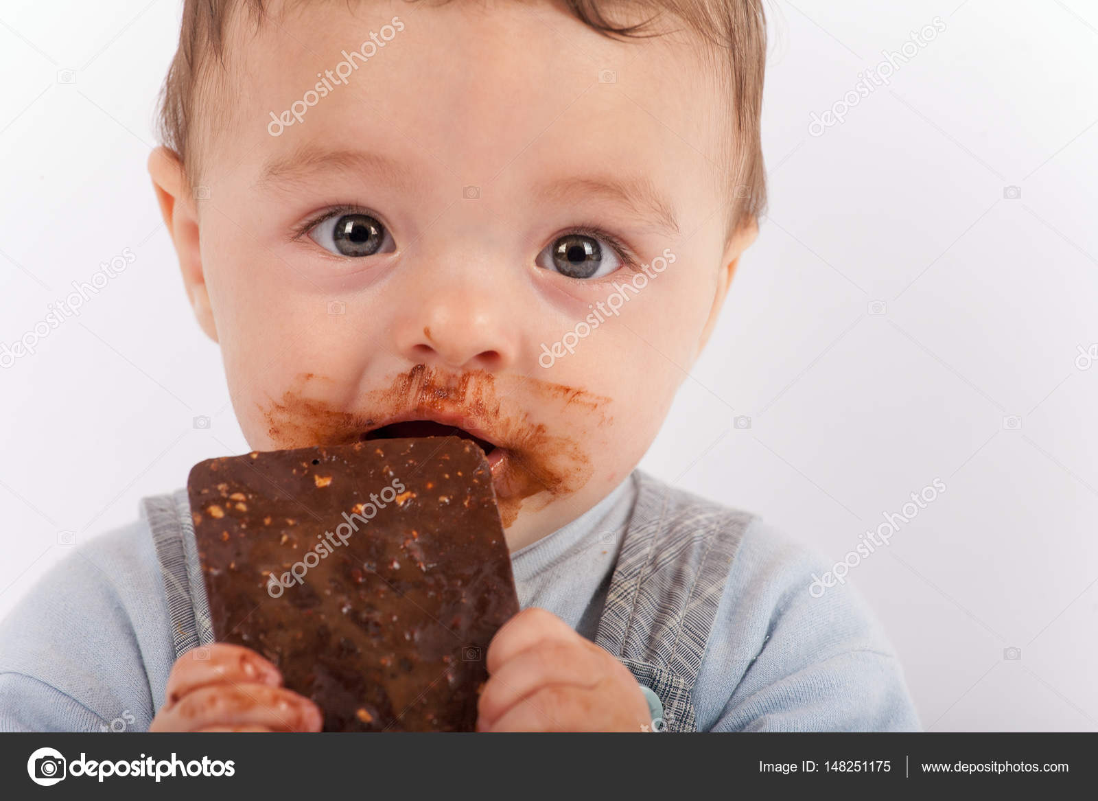 Lindo Bebe Comiendo Chocolate Fotografia De Stock C Andras Csontos Depositphotos