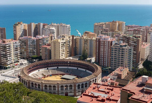 Luchtfoto van de Arena en de stad met de zee in Malaga, — Stockfoto