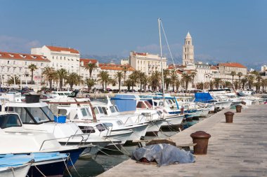Diocletianus Sarayı ve önde tekne ile gezinti 