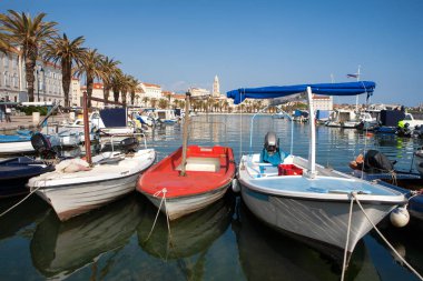 Promenade ve öndeki tekneleri ile eski şehri terk