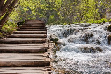 Art arda sıralı şelale turizm yolu Plitvice Lakes Nat içinde yanında