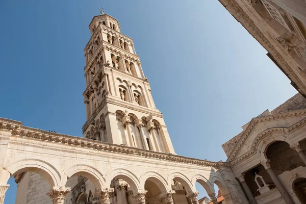 I Diocletianus palats med tornet i Split, Kroatien — Stockfoto