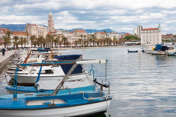 Le Palais Dioclétien du port avec des bateaux à l'avant en — Photo