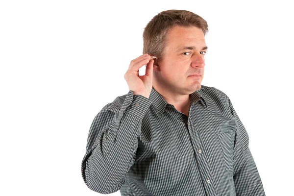 Homem sênior a colocar um aparelho auditivo. Estúdio tiro isolado no whi — Fotografia de Stock