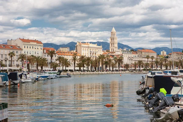 De oude stad Split in Kroatië met het paleis van Diocletianus en de Dom — Stockfoto